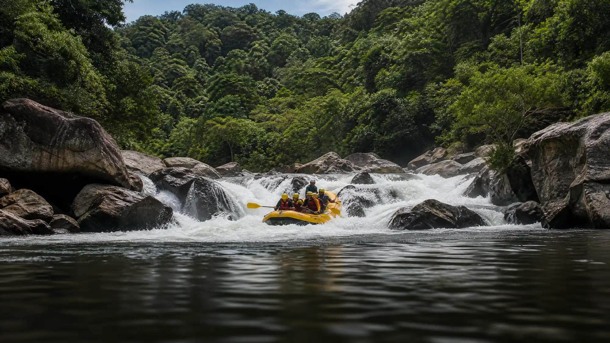 Bewältigen Sie bis zu 45 Stromschnellen im Wet-Tropics-Regenwald. Garantierte tägliche Wasserabgaben sorgen ganzjährig für gleichmäßige Strömungen bei Rafting-Touren mit Schwierigkeitsgrad 3 und 4.